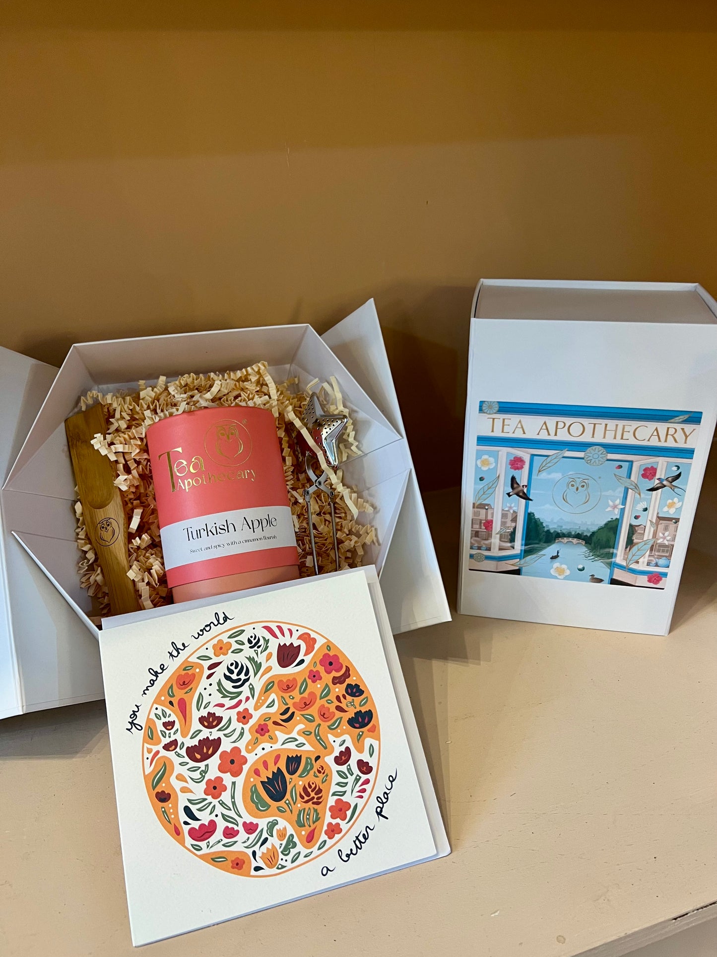 Gift set: tub with strainer and infuser